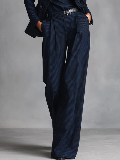 Completo da donna in stile classico doppiopetto a righe blu navy