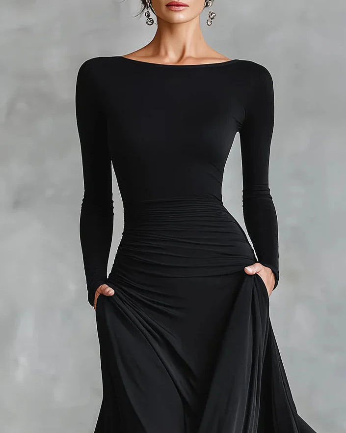 Abito lungo moderno in crêpe nero con scollo a barca plissettato