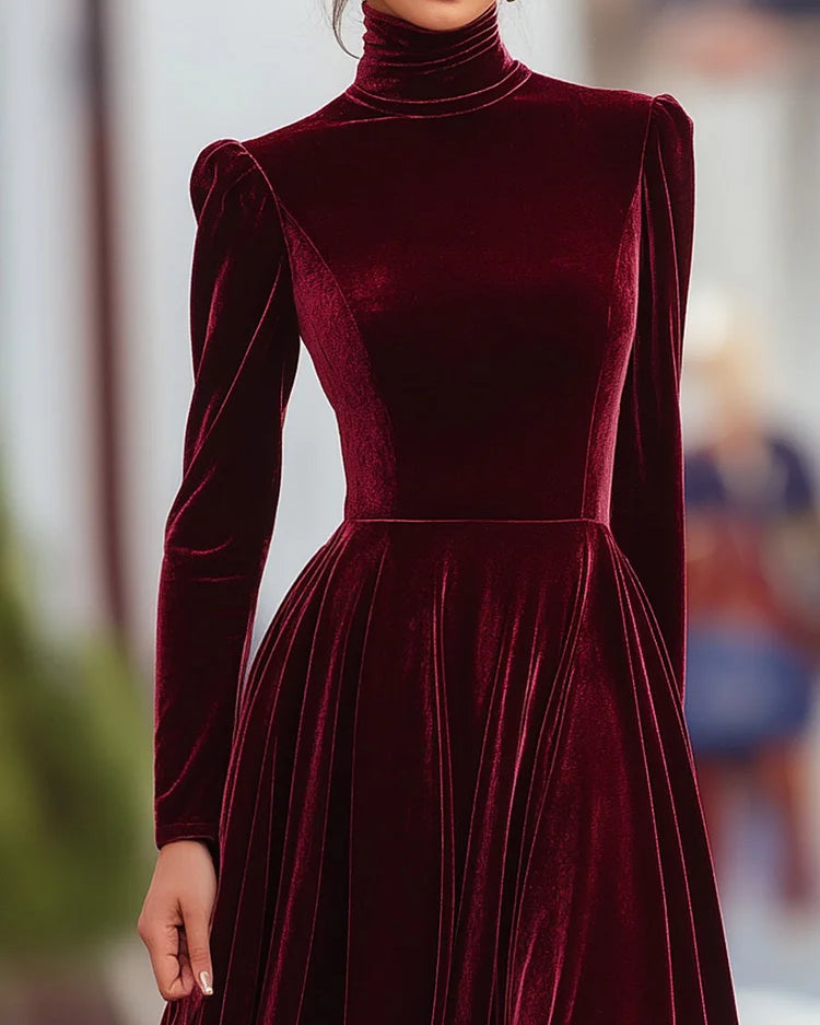 Abito da sera in velluto bordeaux con maniche lunghe