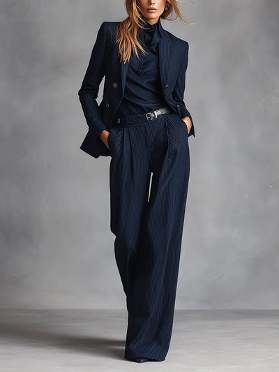 Completo da donna in stile classico doppiopetto a righe blu navy