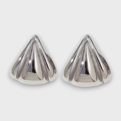 Nuna – Orecchini dorati con carattere scultoreo