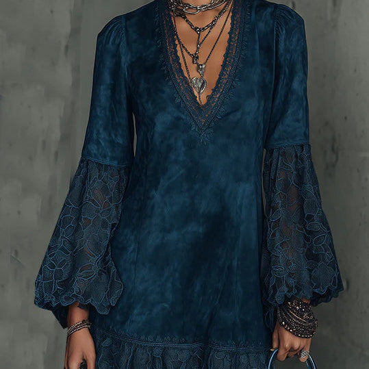 Abito Mini in Pizzo con Maniche Svasate in Finta Seta