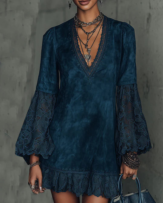 Abito Mini in Pizzo con Maniche Svasate in Finta Seta