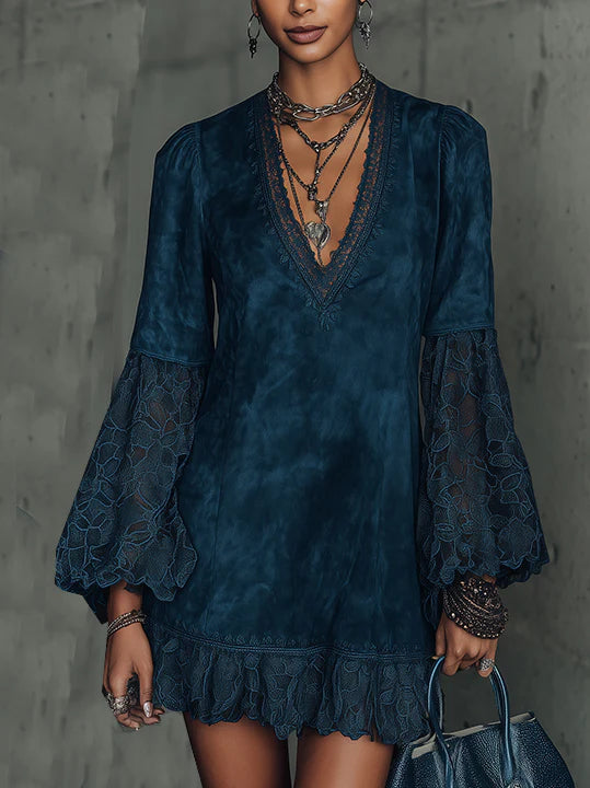 Abito Mini in Pizzo con Maniche Svasate in Finta Seta