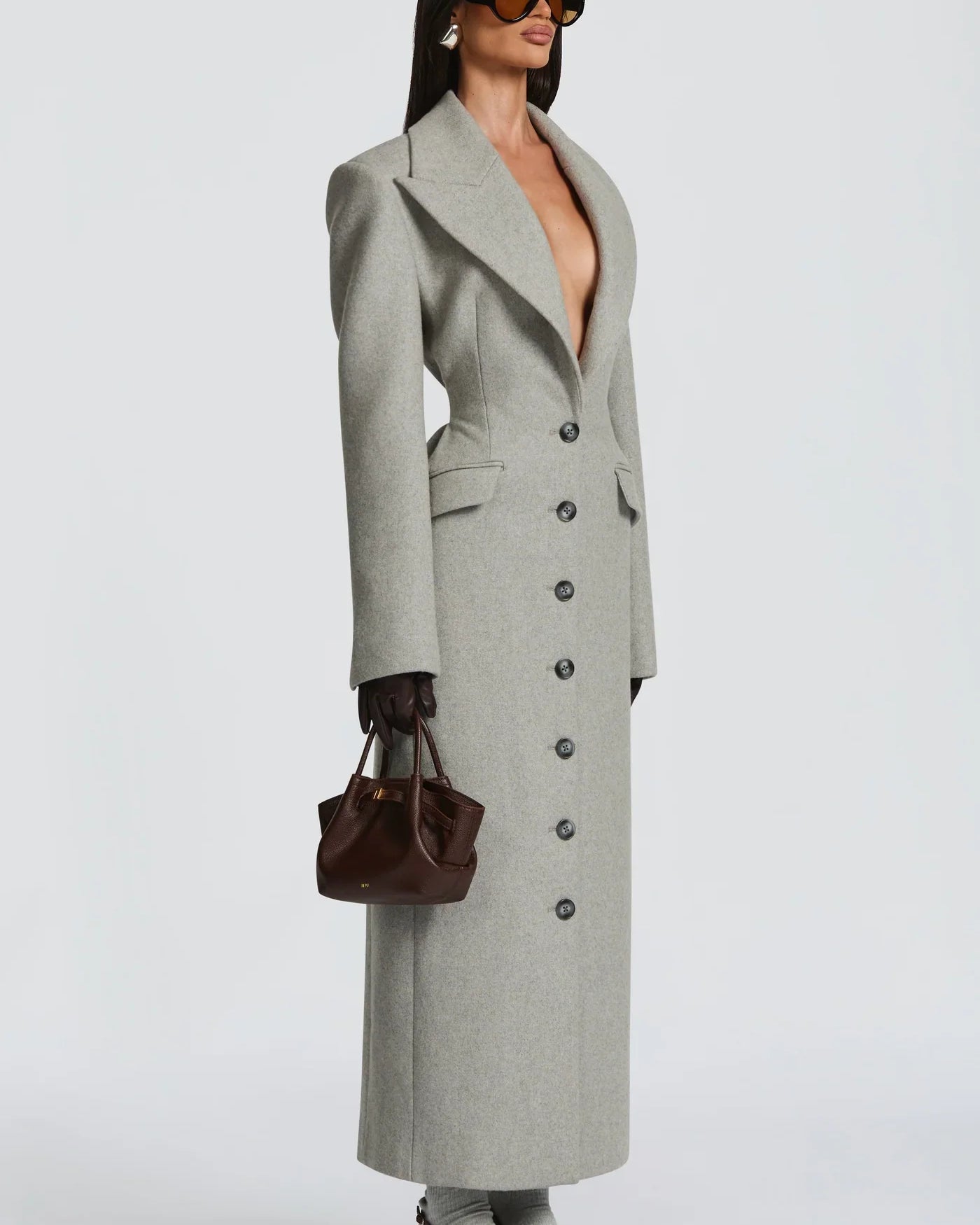 Parigi – Il Cappotto dall’Eleganza Scultorea