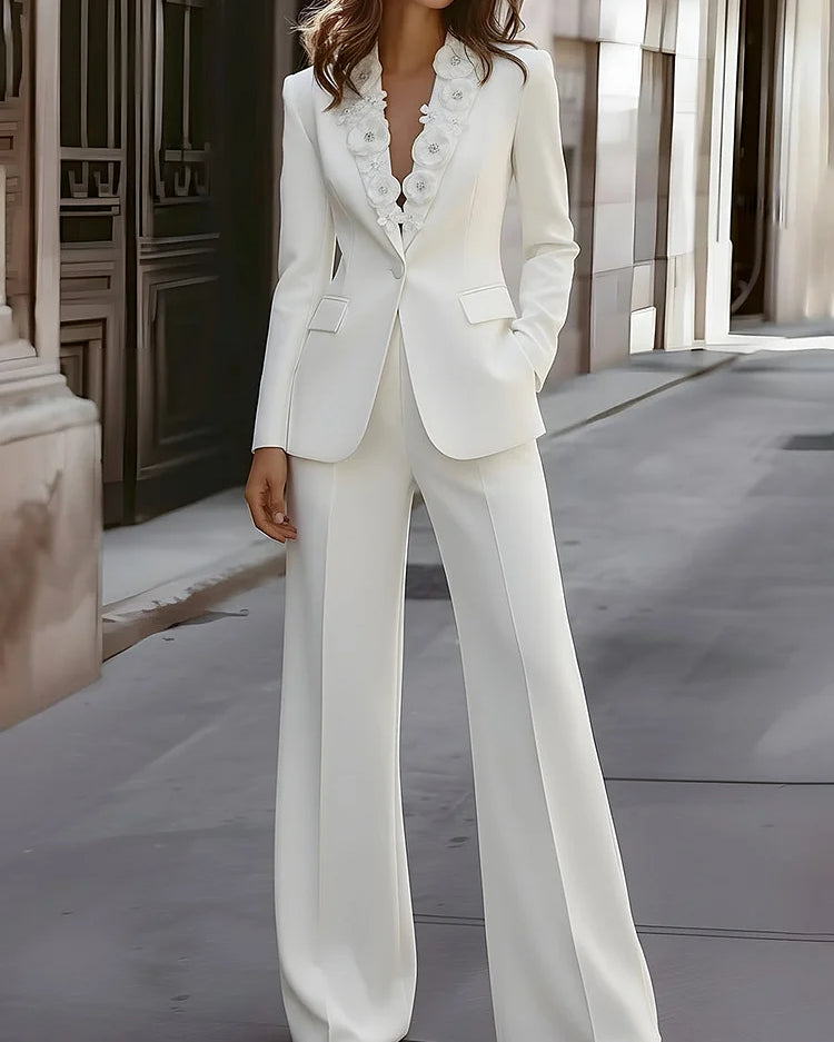 Isabella - Completo pantaloni sartoriale con dettagli floreali sul rever