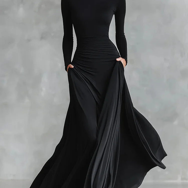 Abito lungo moderno in crêpe nero con scollo a barca plissettato