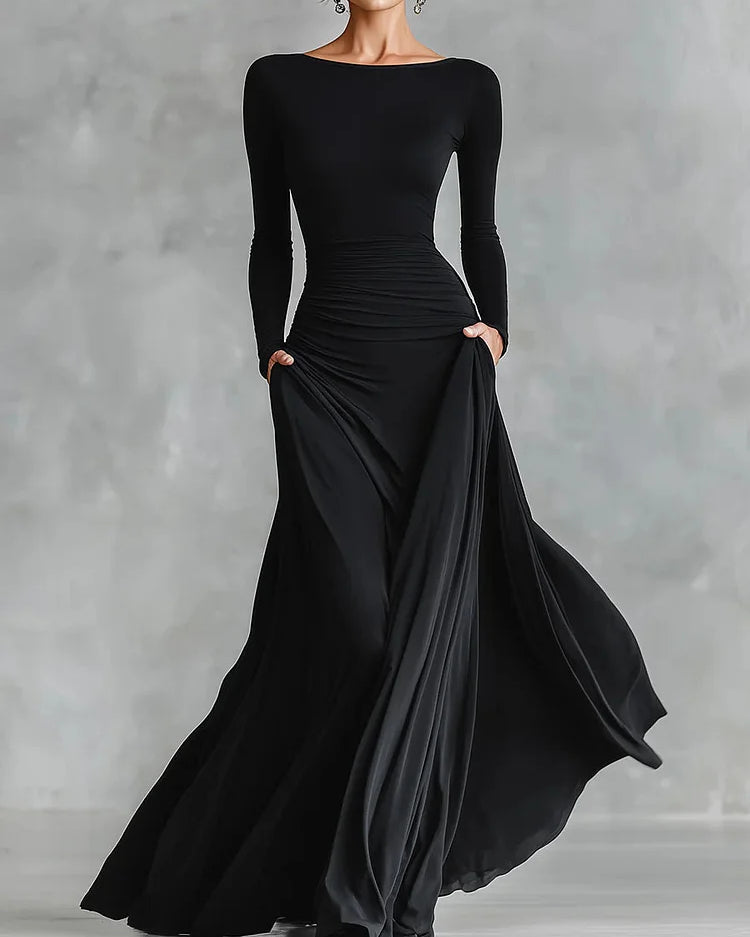 Abito lungo moderno in crêpe nero con scollo a barca plissettato