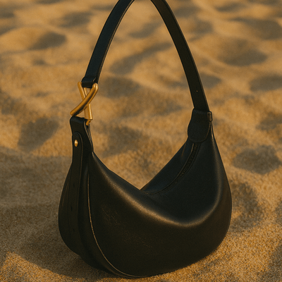 Borsa Livia – Mezza luna in pelle beige & fibbia dorata scultorea - Shopella